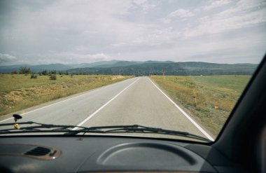 Ormanda dolambaçlı yol. 