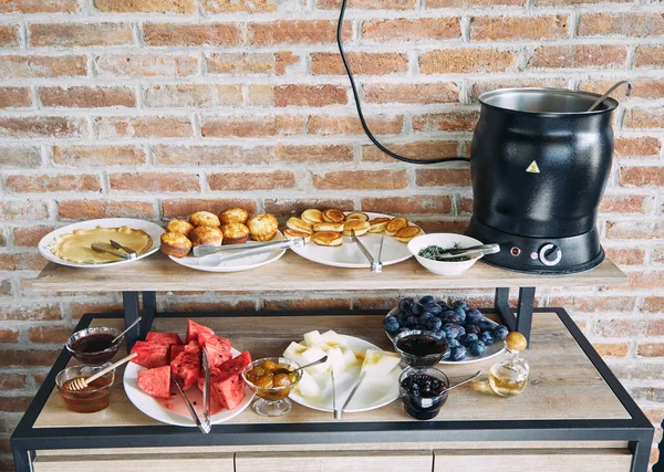 Desayuno en el hotel. Desayuno en el sistema "Todo incluido". Desayuno buffet, Hora del desayuno en un hotel de lujo . — Foto de Stock