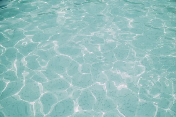 Piscina exterior. Agua azul. Día soleado. Textura . — Foto de Stock