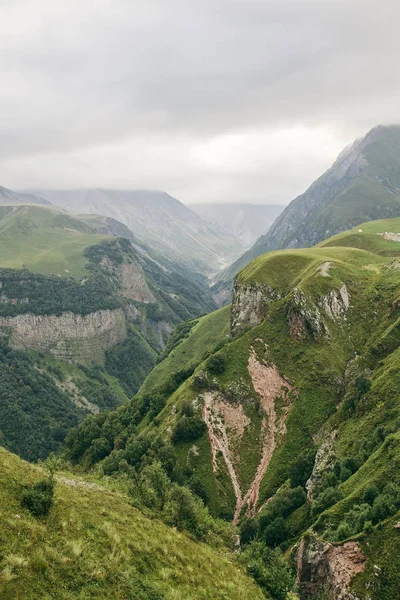 Montagna caucasica in estate. Cross Pass in Georgia. Distretto di Gudauri. Fonte del fiume Aragvi . — Foto Stock