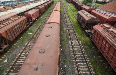 Tren. Tren İstasyonu. Eski yük arabalar. Batum. Gürcistan.