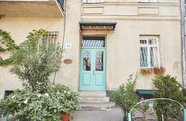 Bela porta azul-turquesa. A entrada para a casa de hóspedes. Georgia. Tbilisi. — Fotografia de Stock