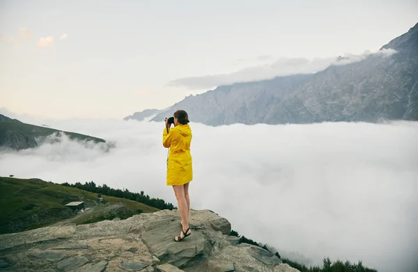 Una Joven Con Impermeable Amarillo Fotografía Las Montañas Chica Haciendo — Foto de Stock