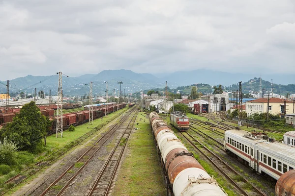 Järnvägen. Tågstationen. Gamla godsvagnar. Batumi. Georgien. — Stockfoto
