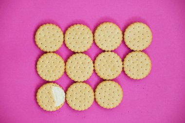 Bir satır kahverengi tanımlama bilgileri. Yakın çekim.