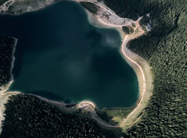 Karadağ. Durmitor Milli Parkı. Siyah lake. Üstten görünüm. 