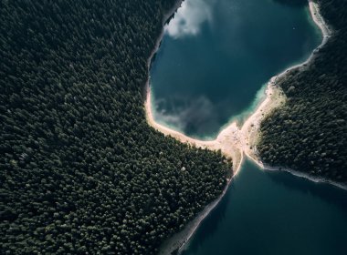 Karadağ. Durmitor Milli Parkı. Siyah lake. Üstten görünüm. 