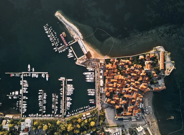 Montenegro. El casco antiguo de Budva. La vista desde arriba. Techos anaranjados del casco antiguo. El puerto de Budva . — Foto de Stock