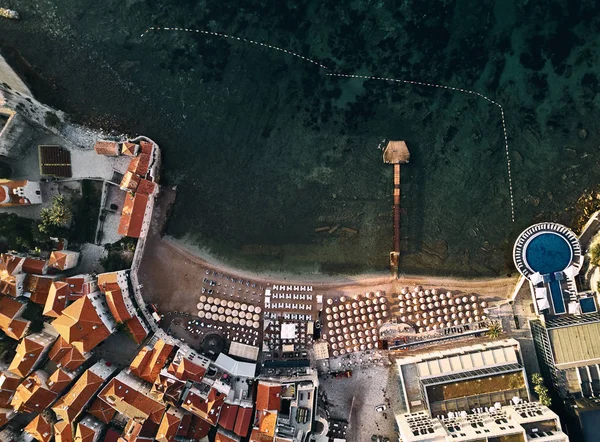 Montenegro. El casco antiguo de Budva. La vista desde arriba. Techos anaranjados del casco antiguo. Playa en el mar Adriático — Foto de Stock