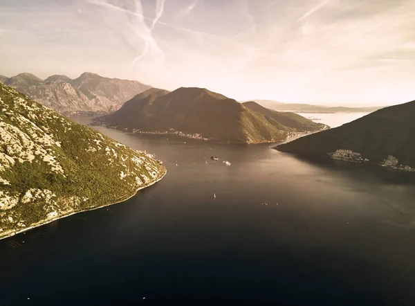 Montenegro. Tramonto nella baia di Kotor. La vista dall'alto. Mare Adriatico. Fotografia su drone . — Foto Stock