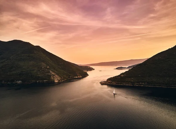 Montenegro. Tramonto nella baia di Kotor. La vista dall'alto. Fotografia su drone . — Foto Stock