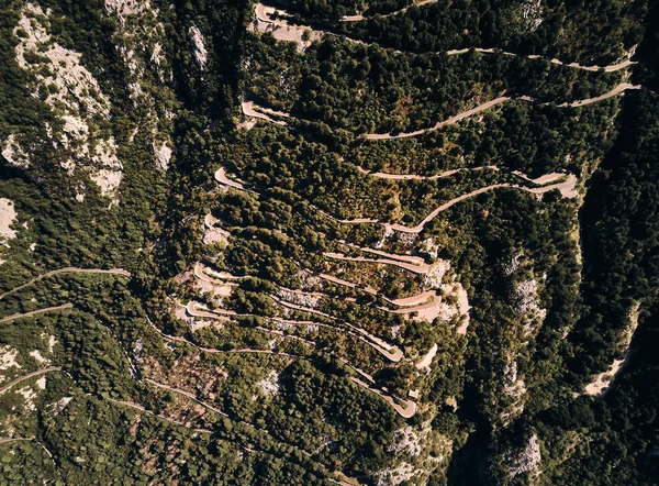 Montenegro. Serpentina. Suba para montar Lovcen. Estrada para o Parque Nacional Lovcen. Verão. A vista de cima . — Fotografia de Stock