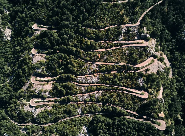 Montenegro. Serpentina. Suba para montar Lovcen. Estrada para o Parque Nacional Lovcen. Verão. A vista de cima . — Fotografia de Stock
