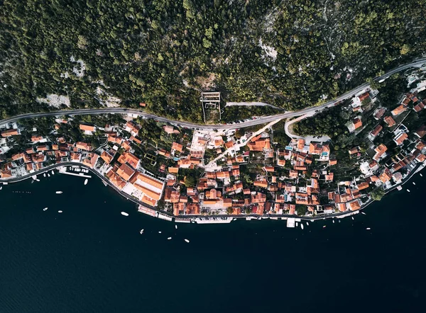 Montenegro. La citta 'di Perast. Tetti arancioni del centro storico di Perast. La vista dall'alto . — Foto Stock