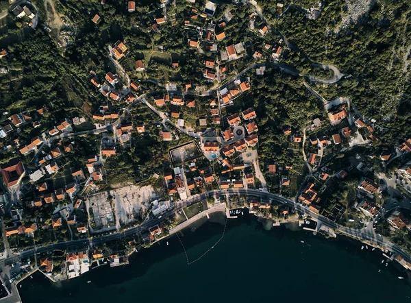 Montenegro. Tetti arancioni del centro storico. La vista dall'alto. Fotografia su drone . — Foto Stock