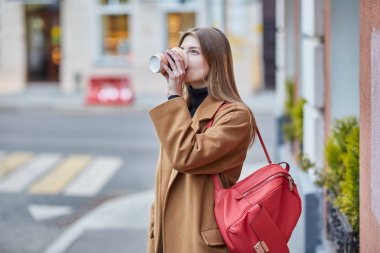 Genç Rus kız kahve içme. Bir fincan kahve tutan kız. Moskova Merkezi