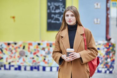 Genç Rus kız kahve içme. Bir fincan kahve tutan kız. Moskova Merkezi