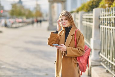 Genç Rus kız telefonda bir ileti yazmakta olduğunu. Bir kız Sms mesajı yazar. Sosyal ağlarda iletişim kurar