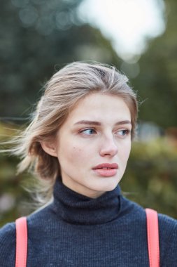 Genç güzel kız Moskova Merkezi ayakta. Rus kız portresi. Yakın çekim. 