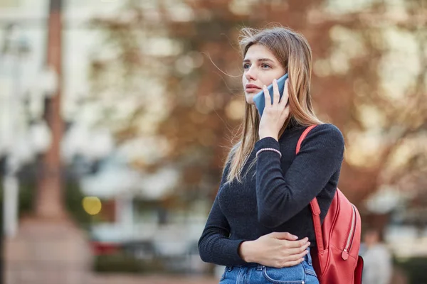 Jeune fille russe parlant au téléphone. La fille appelle au téléphone. centre de Moscou — Photo