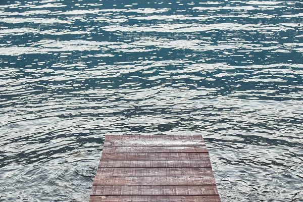 İskelenin sonunda. Kotor Körfezi. Karadağ. 
