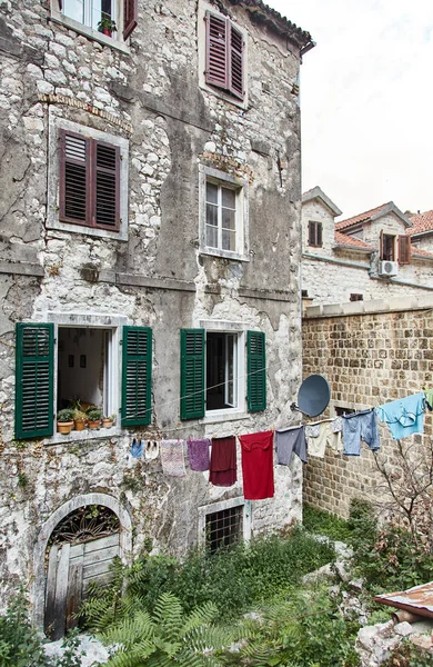 Suszenia ubrań. Czarnogóra. Miasta w Kotorze. Ulice starego Kotor. — Zdjęcie stockowe