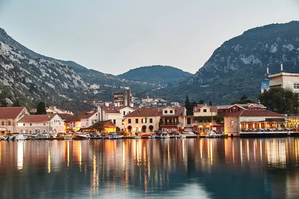 Bahía de Kotor. La ciudad de Kotor. El reflejo en el agua. Larga exposición. Montenegro . — Foto de Stock