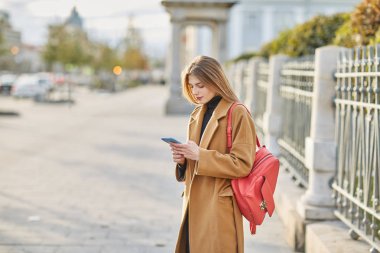 Genç Rus kız telefonda bir ileti yazmakta olduğunu. Bir kız Sms mesajı yazar. Sosyal ağlarda iletişim kurar