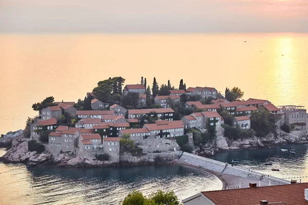 Die insel sveti stefan. der Ferienort Montenegro. Sonnenuntergang auf der Insel sveti stefan. — Stockfoto