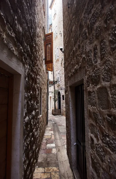 Montenegro. La ciudad de Kotor. Calles del viejo Kotor. La calle más estrecha de Europa "Déjame pasar " — Foto de Stock