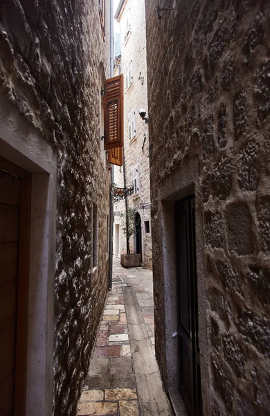 Montenegro. La citta 'di Kotor. Strade del vecchio Kotor. La strada più stretta d'Europa "Lasciami passare " — Foto Stock