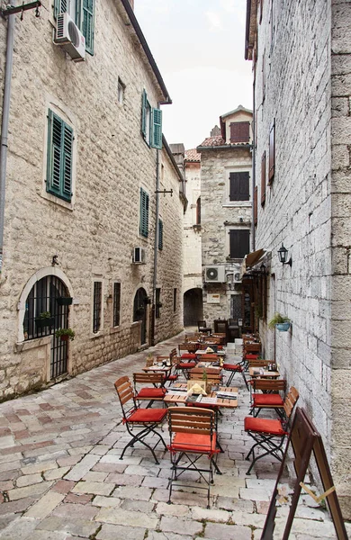 Monténégro. La ville de Kotor. Les rues du vieux Kotor. café dans la rue — Photo