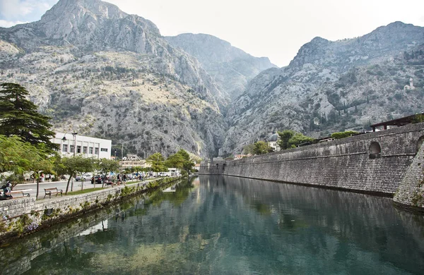 石墙和护城河的水。黑山。Kotor 镇. — 图库照片