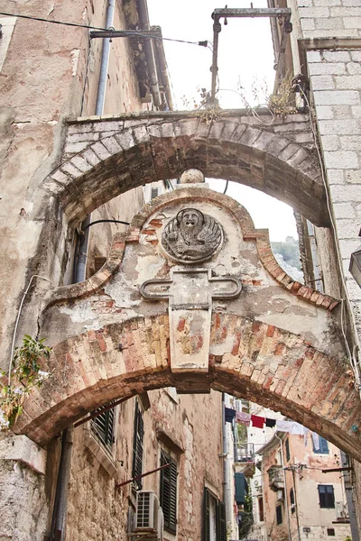 Czarnogóra. Miasta w Kotorze. Ulice starego Kotor. — Zdjęcie stockowe