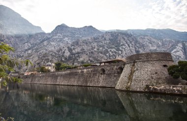 Taş duvar ve hendek su ile. Karadağ. Kotor şehir. 