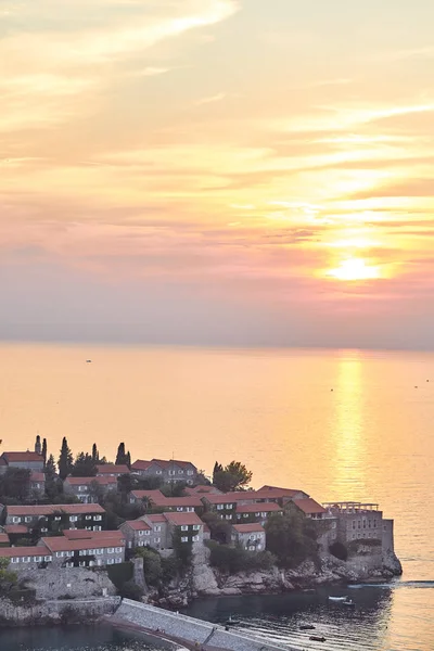 A ilha de Sveti Stefan. O Resort de Montenegro. Pôr do sol na ilha de Sveti Stefan . — Fotografia de Stock