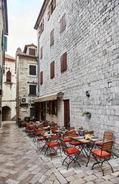 Monténégro. La ville de Kotor. Les rues du vieux Kotor. café dans la rue — Photo