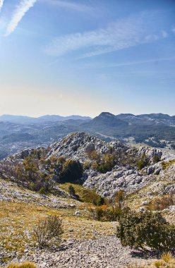 Karadağ üzerinden Lovcen dağ doğa manzarası. Lovcen Milli Parkı. Yaz