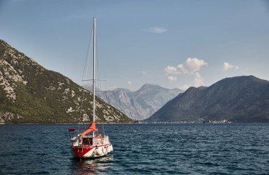Kotor Körfezi yalnız bir yat. Karadağ. 