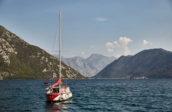 Uno yacht solitario nella baia di Kotor. Montenegro . — Foto Stock