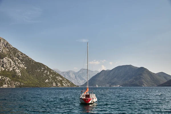 Uno yacht solitario nella baia di Kotor. Montenegro . — Foto Stock