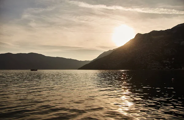 Tramonto nella baia di Kotor. Montenegro . — Foto Stock