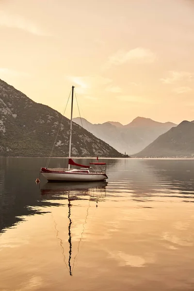 Tramonto nella baia di Kotor. Uno yacht solitario nella baia di Kotor. Montenegro . — Foto Stock