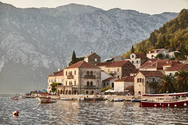 Montenegro. La ciudad de Perast. Calles del Perast antiguo . —  Fotos de Stock