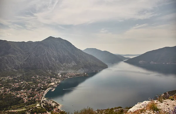 La citta 'di Risan. Vista della baia di Kotor dal ponte di osservazione. Montenegro. Estate — Foto Stock