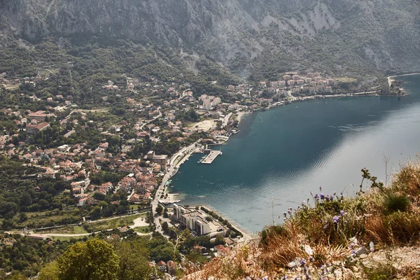 El pueblo de Risan. Vista de la bahía de Kotor desde la plataforma de observación. Montenegro. Verano —  Fotos de Stock