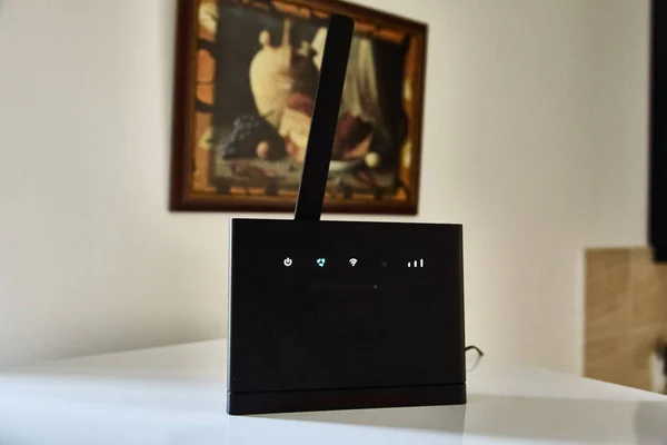 黑色 wi-fi 路由器与一个天线。公寓内的互联网 — 图库照片
