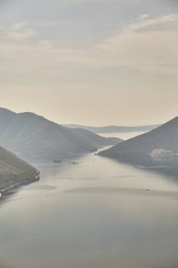 Kotor Körfezi gözlem güverteden görünümünü. Karadağ. Yaz