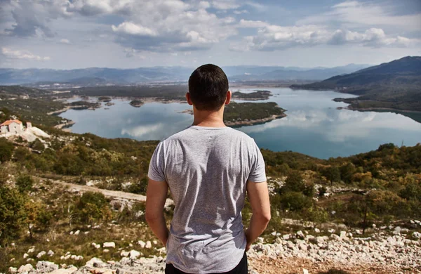 Lac Slansky. Le jeune homme regarde le lac. Un homme admire la beauté du Monténégro. Monténégro . — Photo