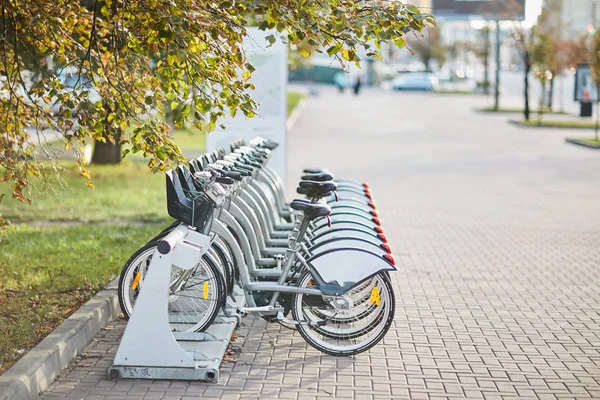 Alquiler de bicicletas en el centro de Moscú. Transporte. Moscú coche compartido. centro de Moscú. Otoño . — Foto de Stock